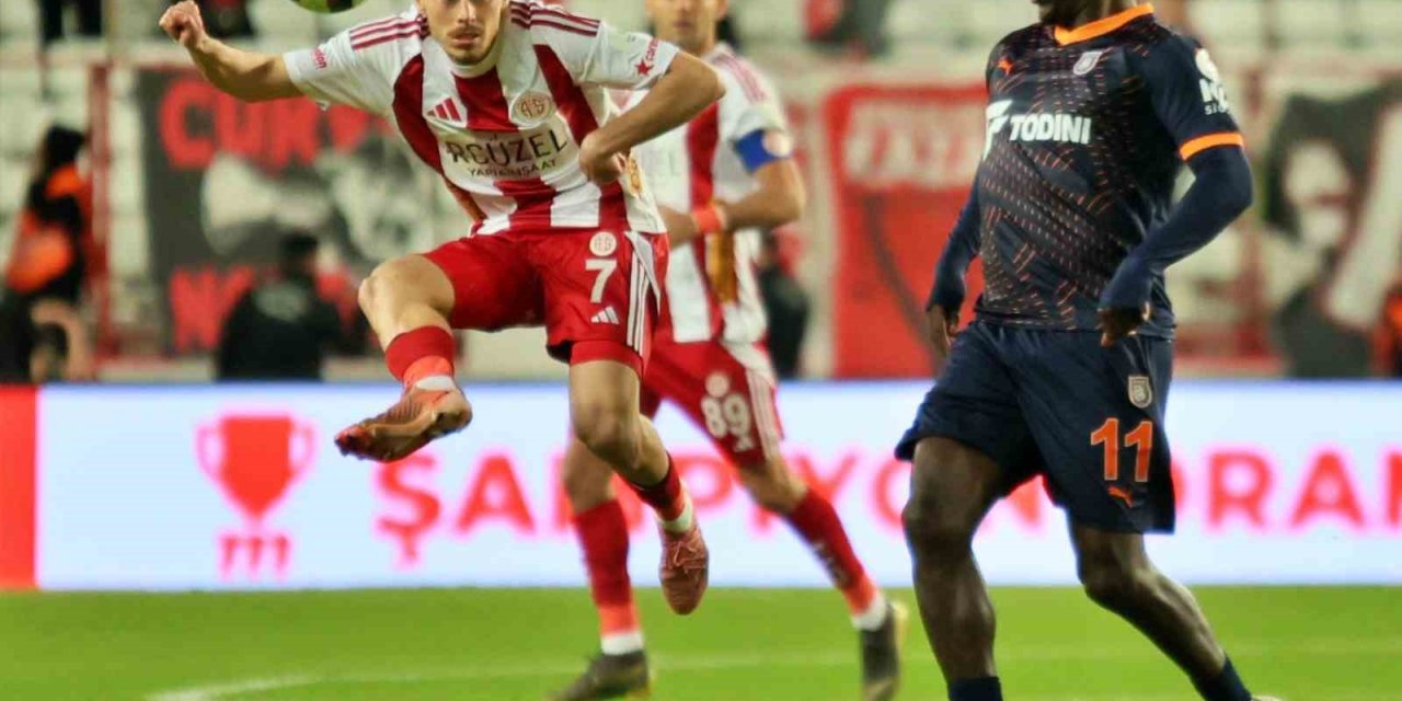 Trendyol Süper Lig: Antalyaspor: 0 - Başakşehir: 0 (ilk Yarı)