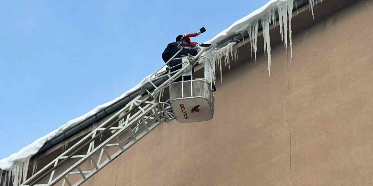 Tomarza’da Tehlike Saçan Buz Sarkıtları Temizlendi