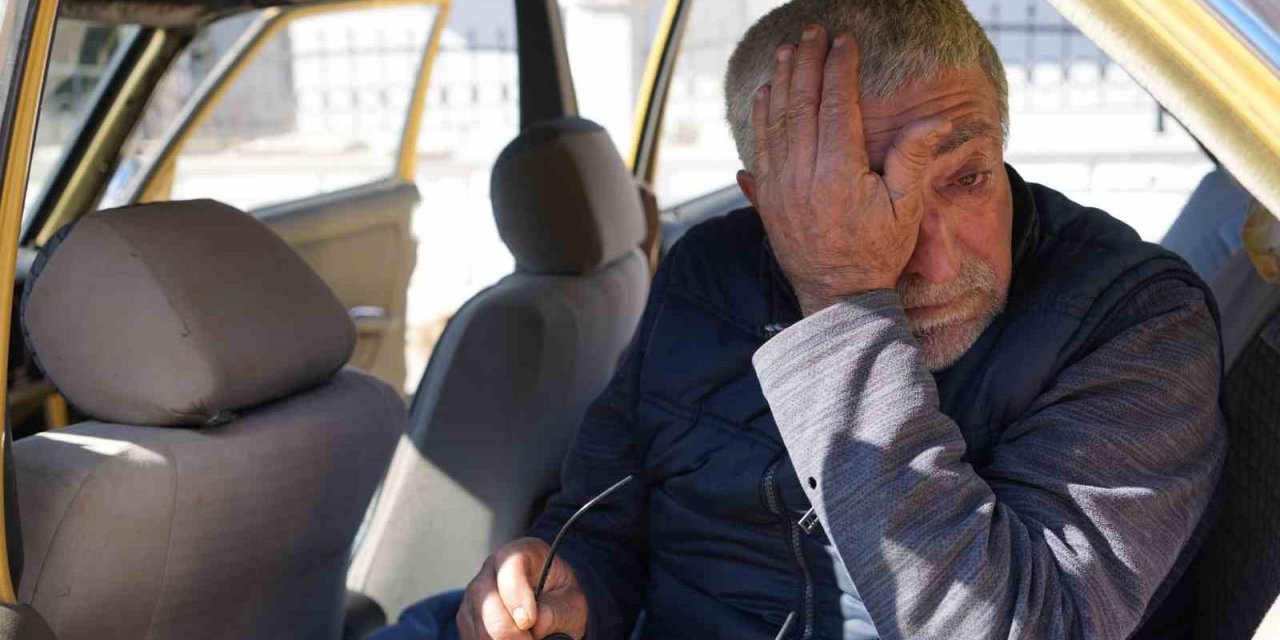 Sosyal Medyadan Tanışıp Evlenen 62 Yaşındaki Adam, 4 Aydır Hayatını Arabasının İçinde Geçiriyor