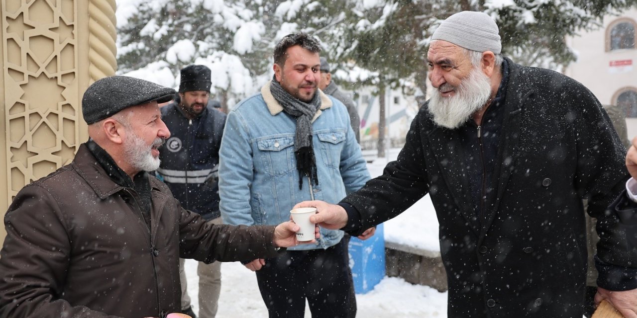 Kocasinan Belediyesi’nden Soğuk Havada Salep İkramı