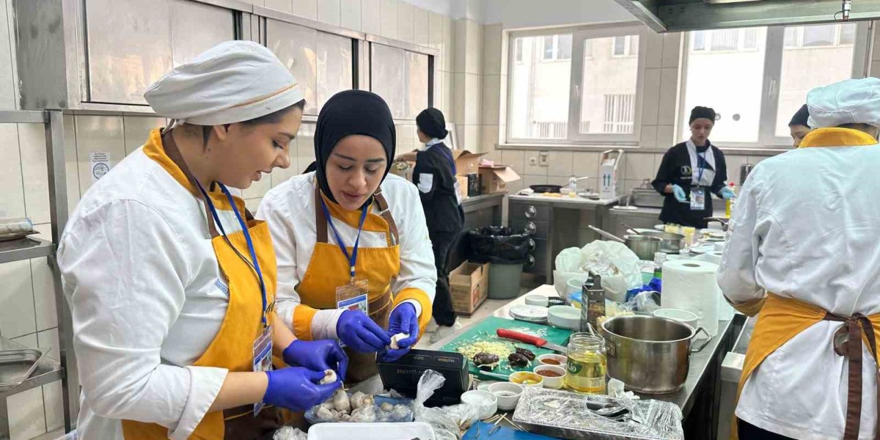 Öğrenciler En İyi Yemeği Yapmak İçin Yarıştı