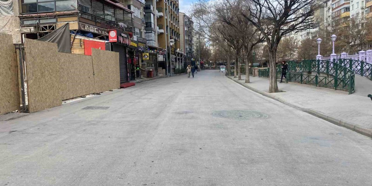 Sıcaklık Eksi Derecelere Düşünce Eskişehir’in İşlek Caddesi Sessizleşti