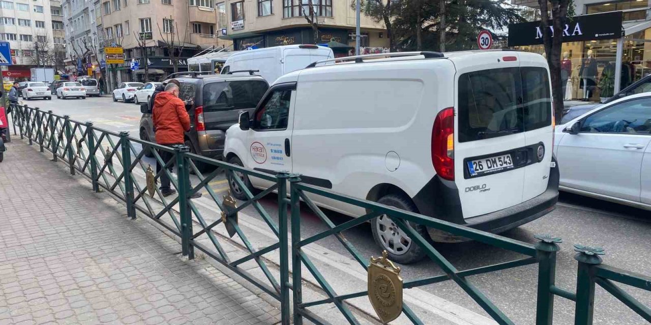 Kaza Sonrası Trafiğin Tıkanmaması İçin Gayret Eden Sürücüler Takdir Topladı