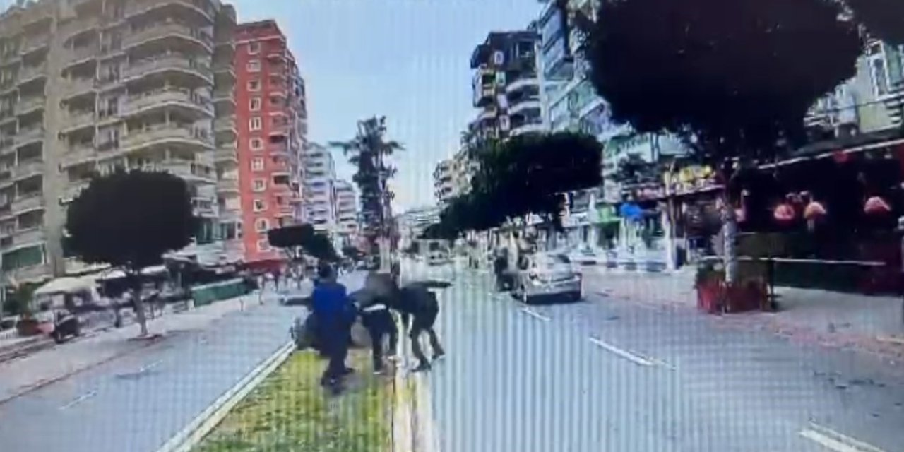 Güvenlik Görevlisi Trafikte Tartıştığı Halk Otobüsü Şoförlerini Bıçakla Yaraladı