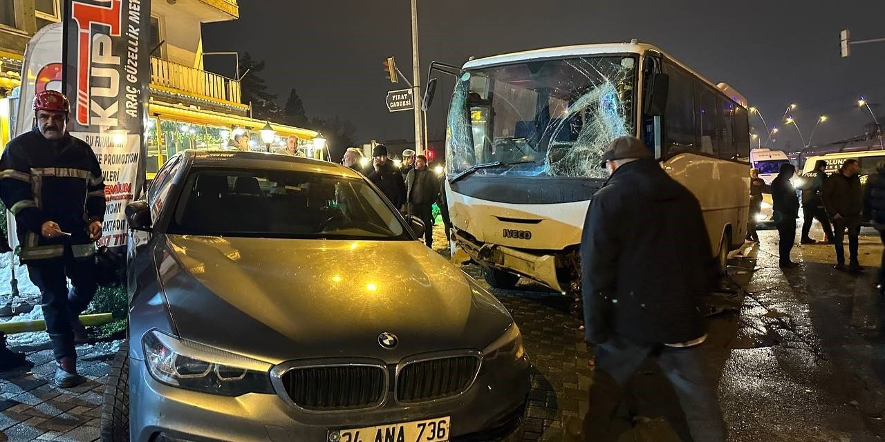 İşçi Servisi Işıkta Bekleyen 5 Araca Çarptı: 7 Yaralı
