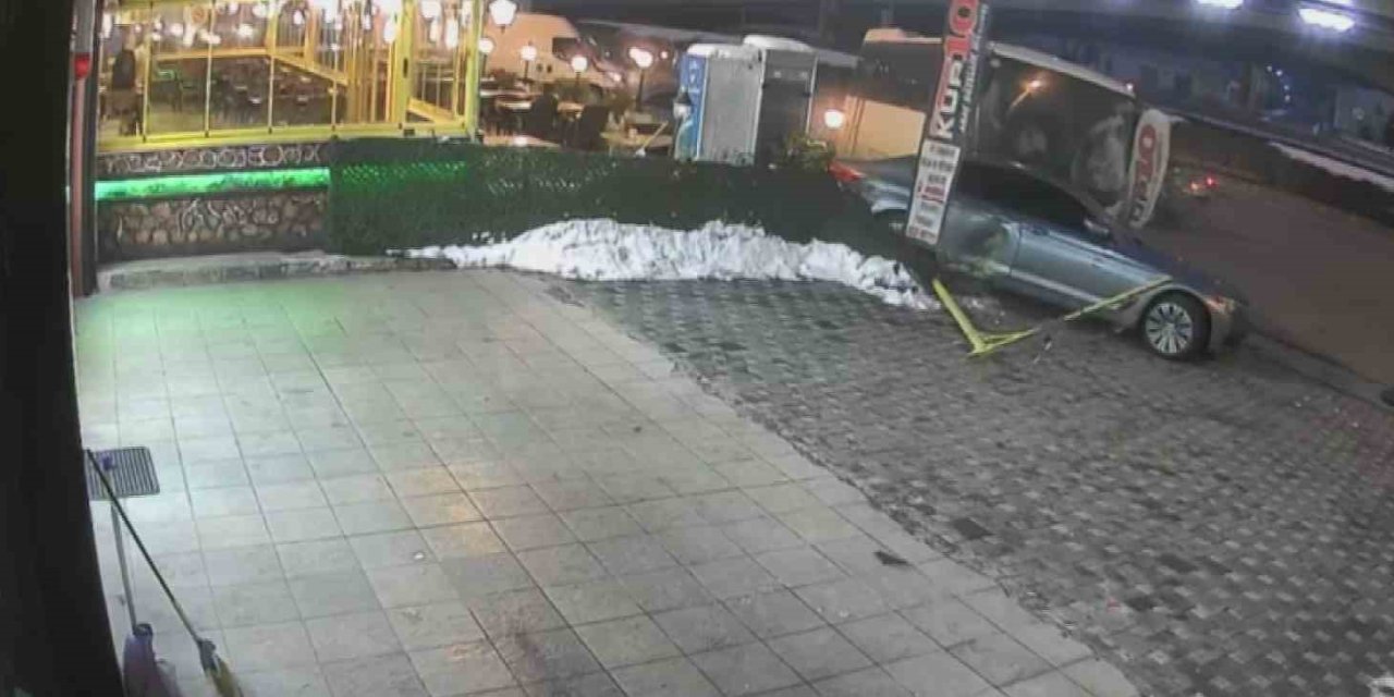 İşçi Servisinin Kırmızı Işıkta Bekleyen Araçlara Çarptığı Kaza Kamerada