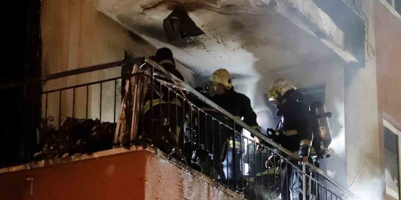 Balkona Stoklanan Cep Telefonu Bataryaları Bomba Gibi Patladı, Mahalleli Sokağa Döküldü