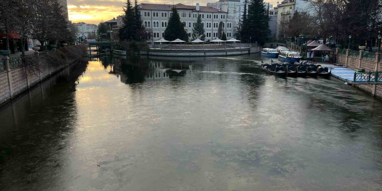 Eksi 6 Derecede Porsuk Çayı Buz Tuttu