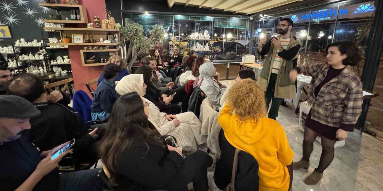 Eski Sevgililerden Kalan Hediyeler Açık Artırmada Satıldı