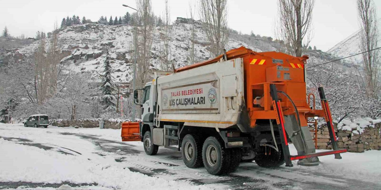 Talas’ta Kar Temizliği Ara Vermeden Sürüyor