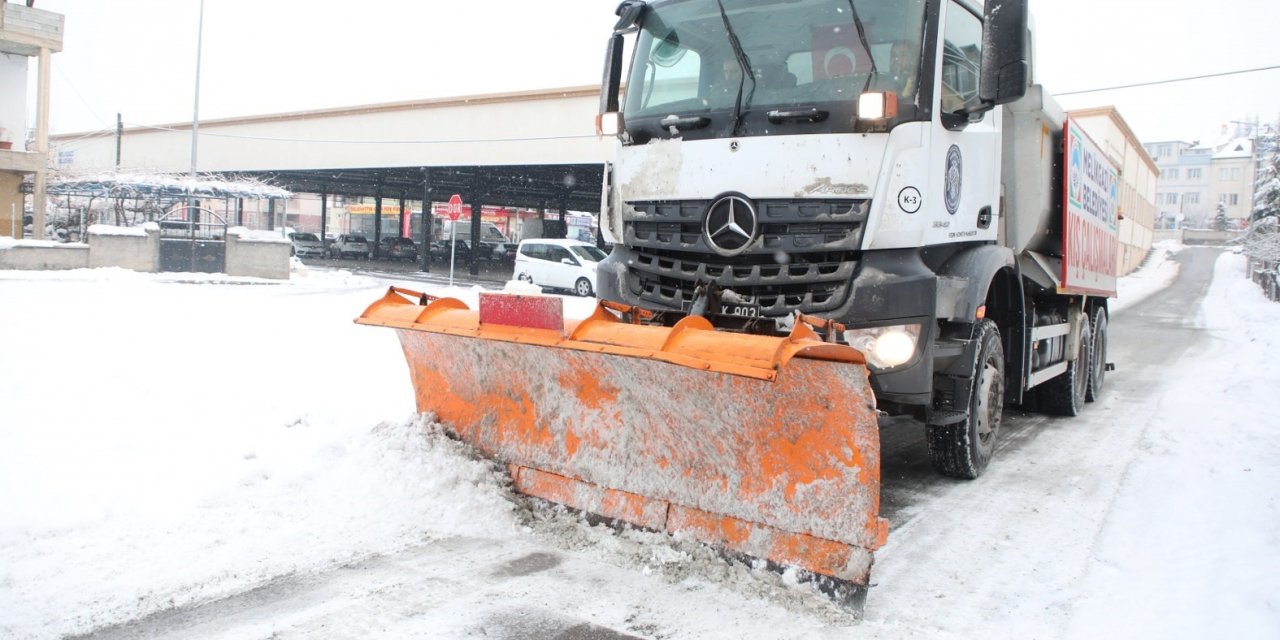 Melikgazi’de Karla Mücadele Kesintisiz Sürüyor