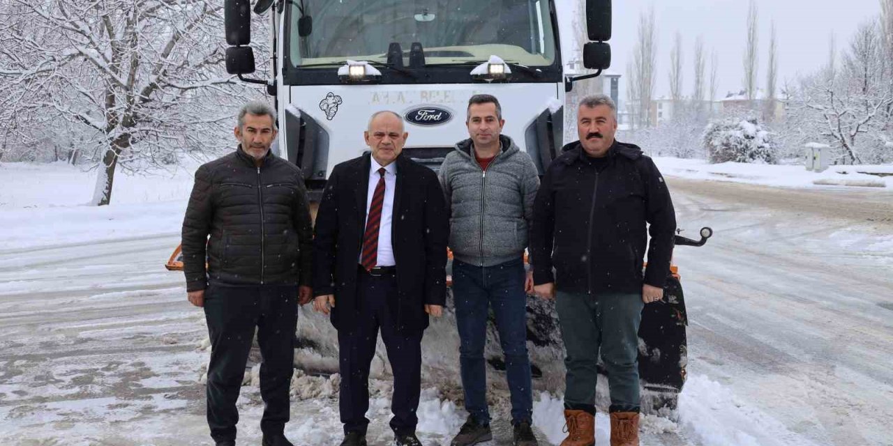 Başkan Öztürk, Kar Küreme Aracıyla Yolları Temizledi