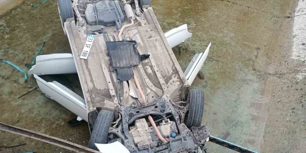 Tarsus’ta Otomobil Sulama Kanalına Düştü