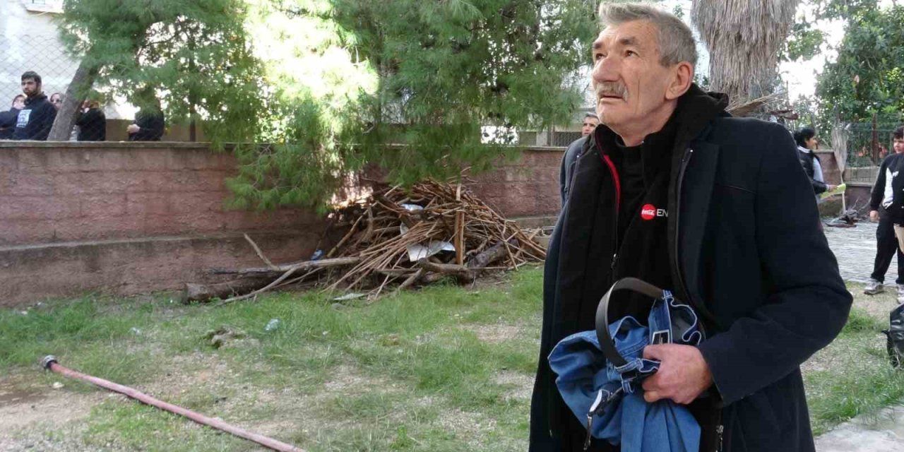 Yanına Alabildiği Tek Şey Pantolonu Oldu, Evinin Yanışını Çaresiz Gözlerle İzledi