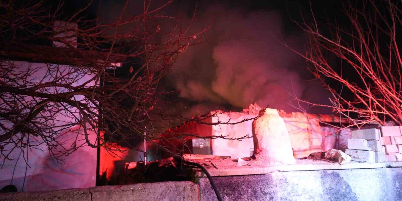 Metruk Kerpiç Evde Çıkan Yangın Çevreye Sıçramadan Söndürüldü