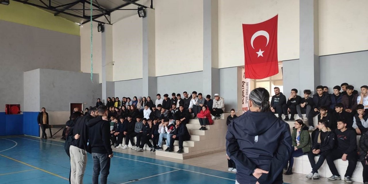 Gençler, Terörizm Ve Güvenlik Konusunda Bilgilendiriliyor