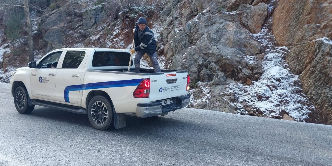Antalya’da Yayla Yollarında Tuzlama Çalışması