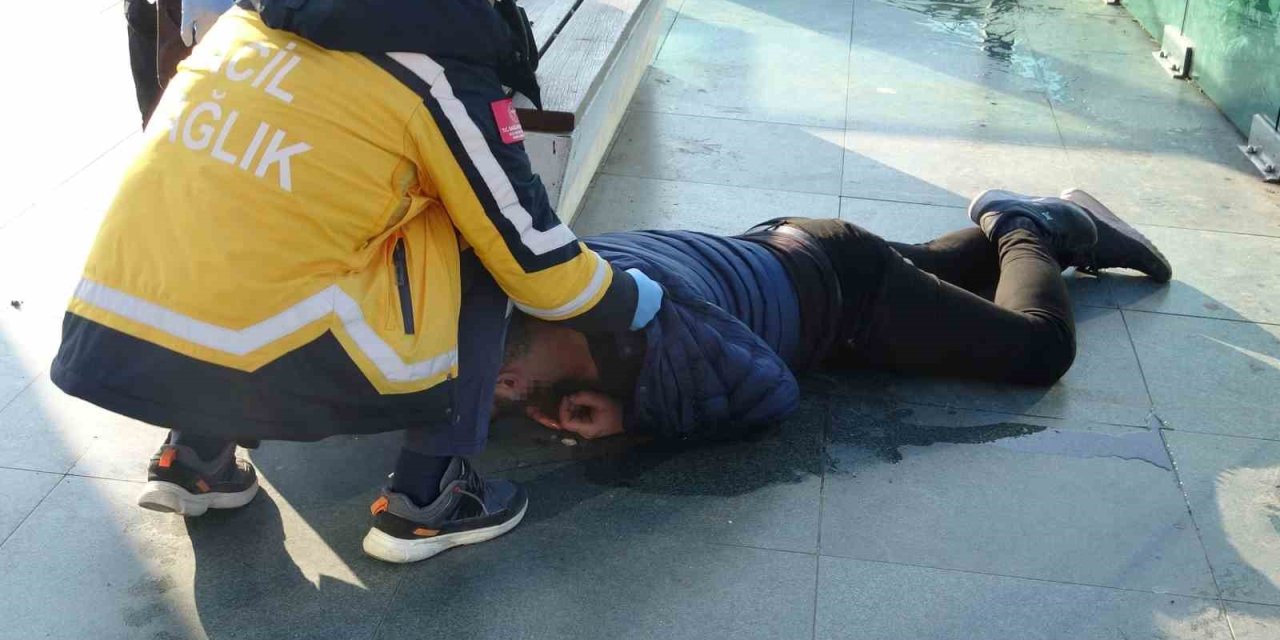 Alkol Alıp Betonda Sızan Adamı Uyandırmak Kolay Olmadı