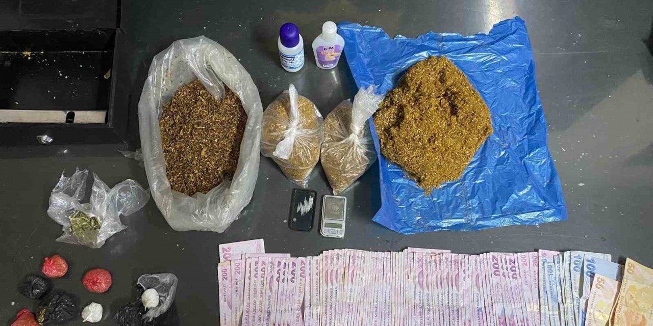 Takibe Alınan Araçtan 4 Binden Fazla Uyuşturucu Hap Çıktı