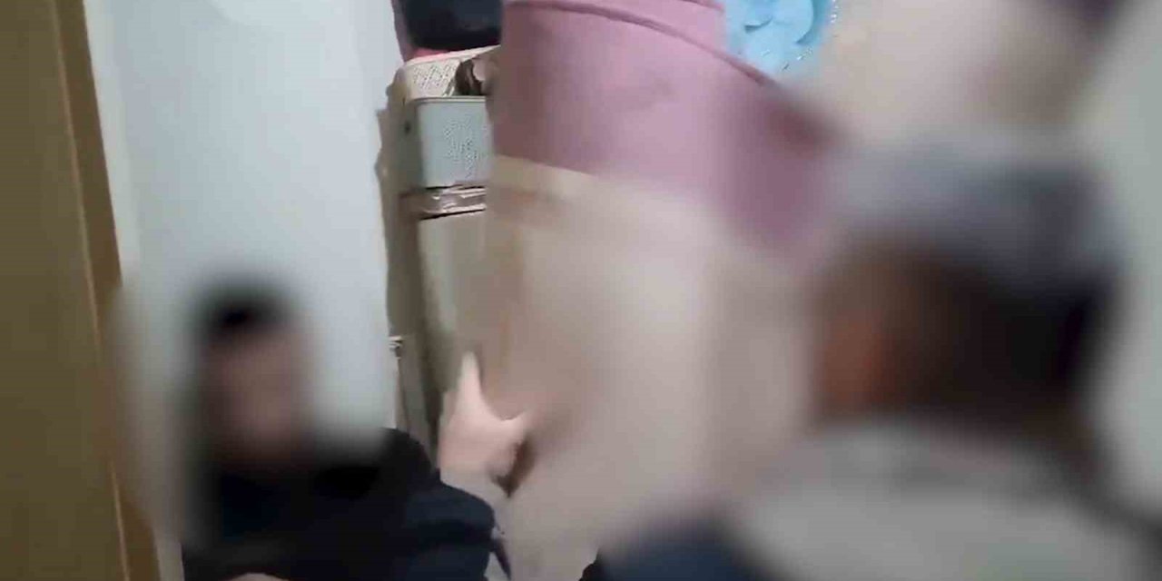 Aranan Şahıs Halıların Arkasında Saklanırken Yakalandı