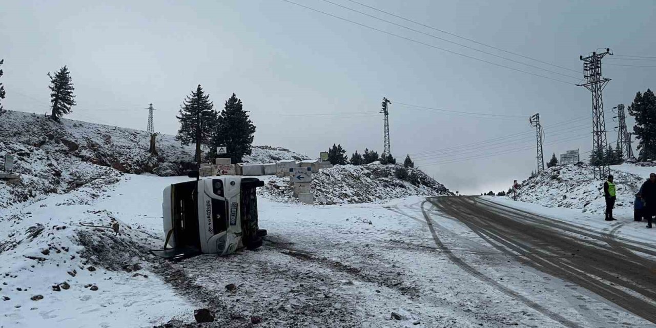 Okul Servisi Karlı Yolda Devrildi, Öğrenciler Korku Dolu Anlar Yaşadı
