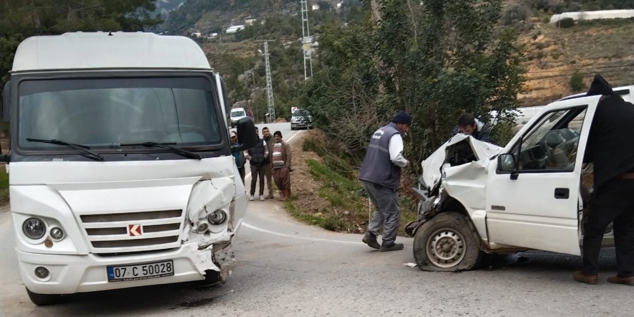 Antalya’da Öğrenci Servisi İle Kamyonet Çarpıştı: 21’i Öğrenci 24 Yaralı