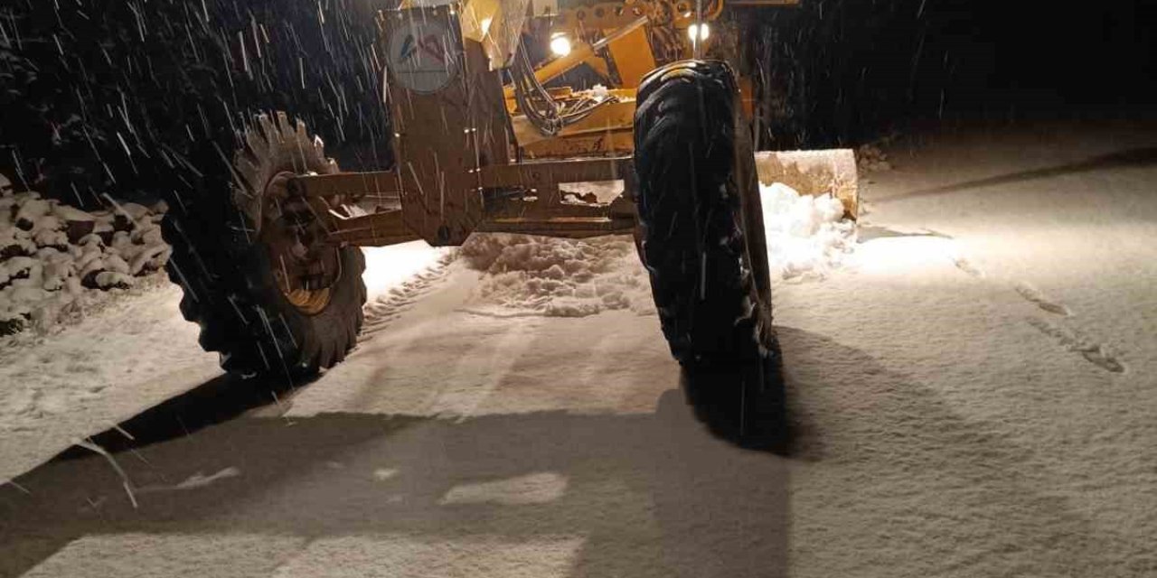 Büyükşehir Ekipleri Gece Boyunca Karla Mücadele Etti