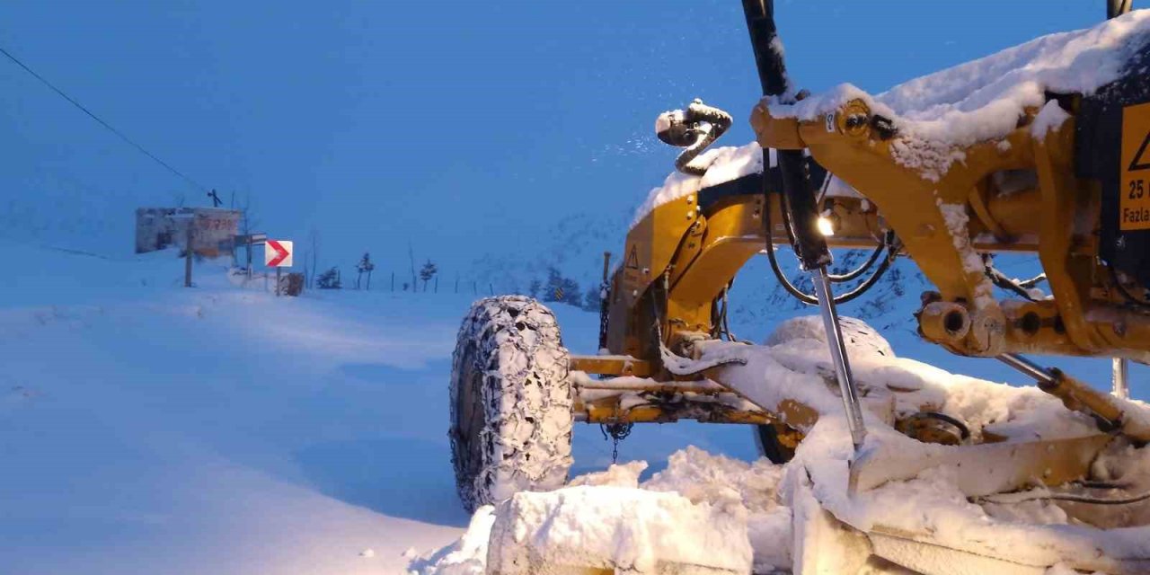 Büyükşehir, Kardan Kapanan 91 Mahalle Yolunu Ulaşıma Açtı
