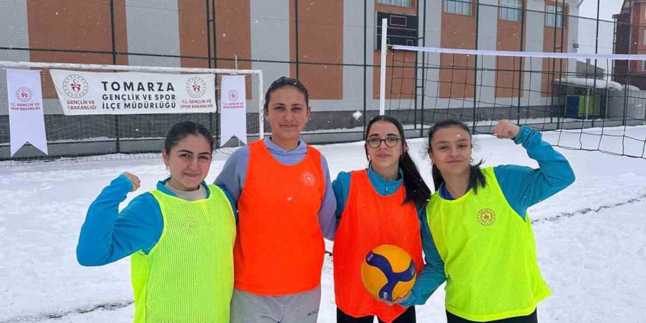 Tomarza’da Kar Voleybolu Turnuvası