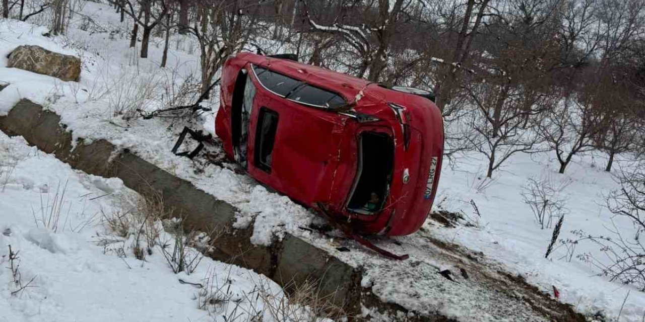 Direksiyon Hakimiyeti Kaybolan Otomobil Takla Attı