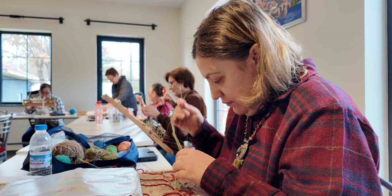 Belde Evleri’ndeki Minyatür Kilim Ve Şal Dokuma Kursuna Kadınlardan Yoğun İlgi