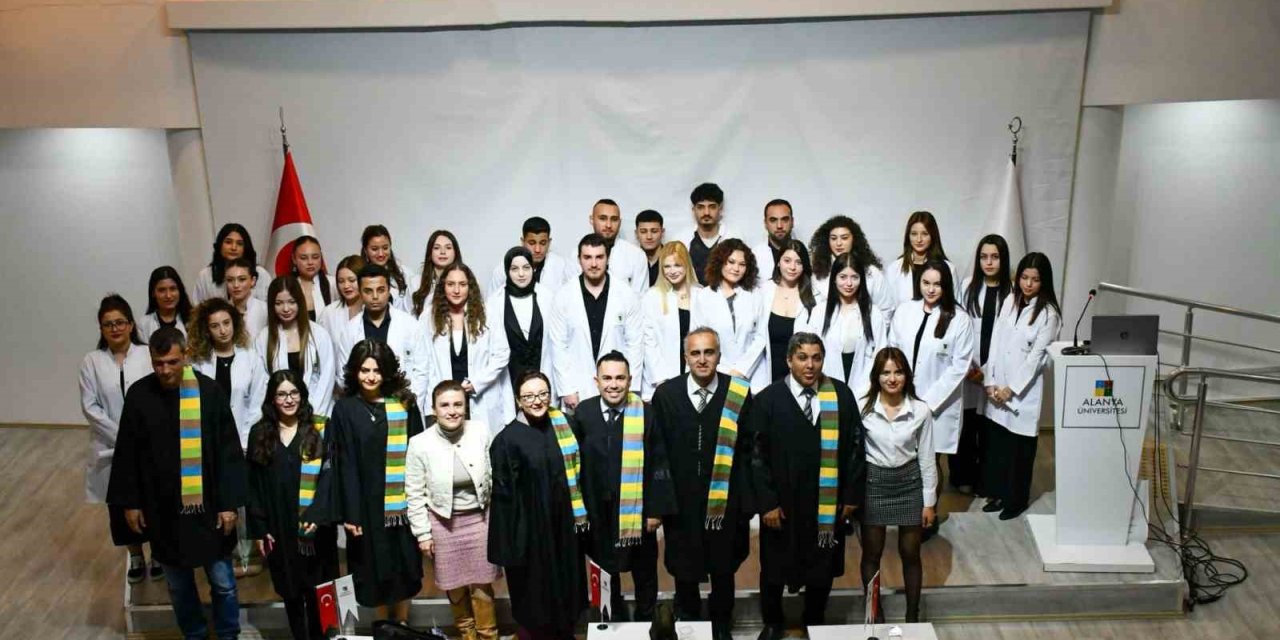 Fizyoterapi Ve Rehabilitasyon Öğrencileri Beyaz Önlüklerini Giydi