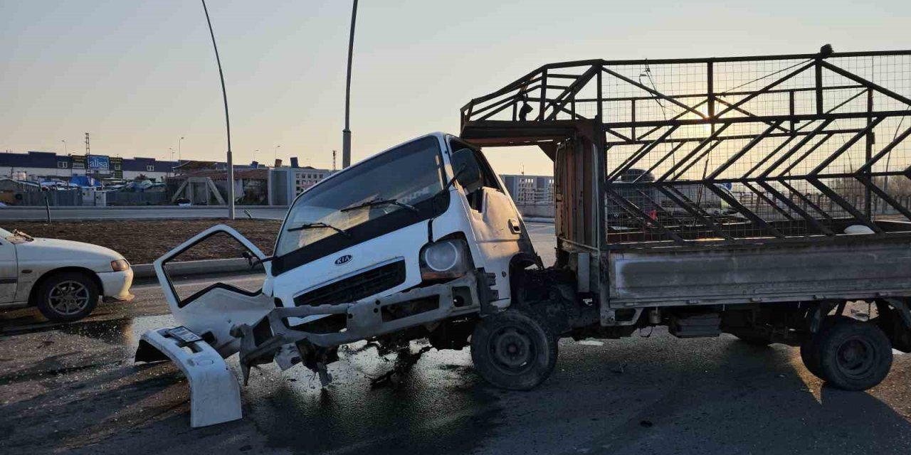 Kamyonet İle Sivil Polis Aracı Çarpıştı: 1 Polis Ağır Yaralandı
