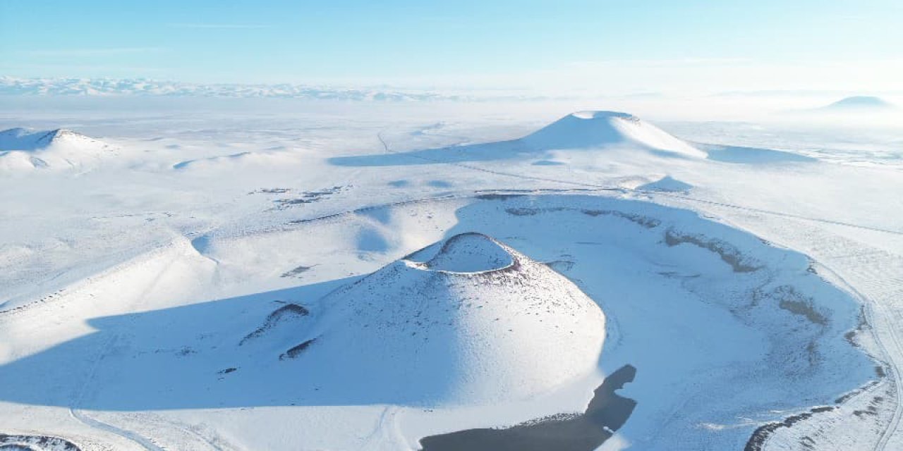Meke Gölü’nde Kar Yağışıyla Eşsiz Manzara