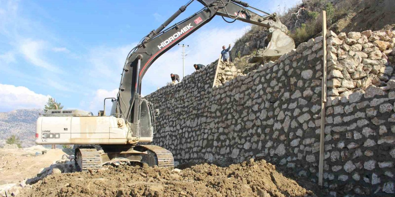Büyükşehir Heyelan Yaşanan Yollarda Duvar Örüyor