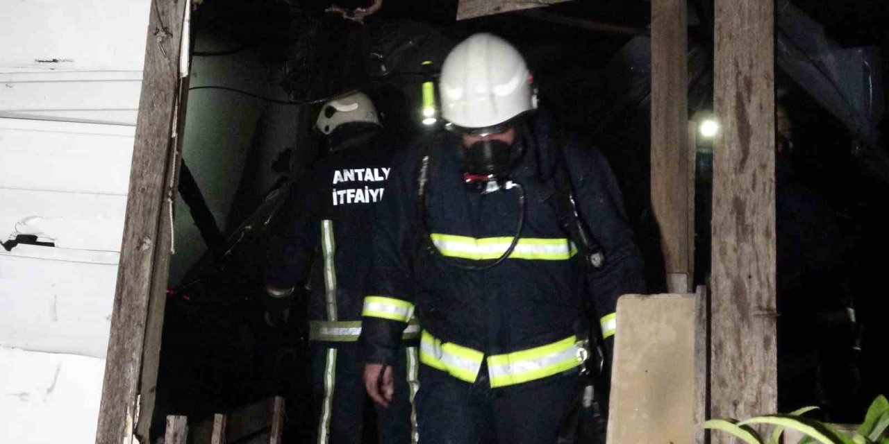 Antalya’da Gecekonduda Çıkan Yangın Korkuttu