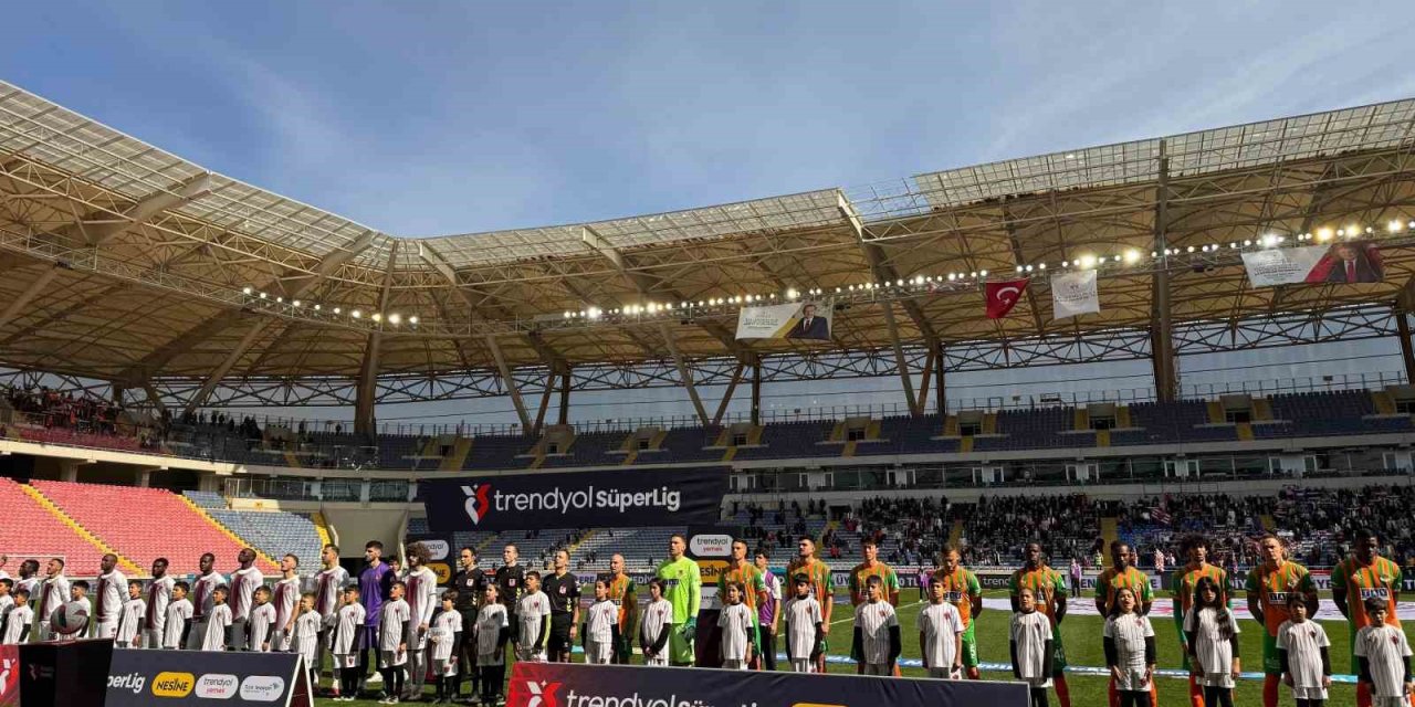 Trendyol Süper Lig: Atakaş Hatayspor: 0 - Corendon Alanyaspor: 0 (ilk Yarı)