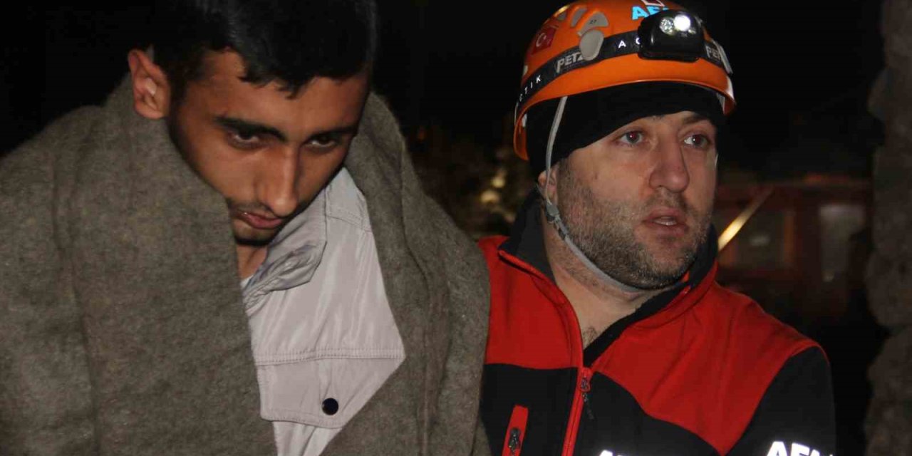 Dağda Mahsur Kalan 4 Genç Donmak Üzereyken Kurtarıldı