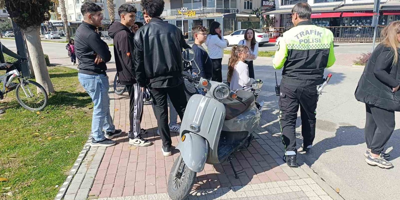 Otomobille Çarpışan Elektrikli Bisikletin Sürücüsü Yaralandı