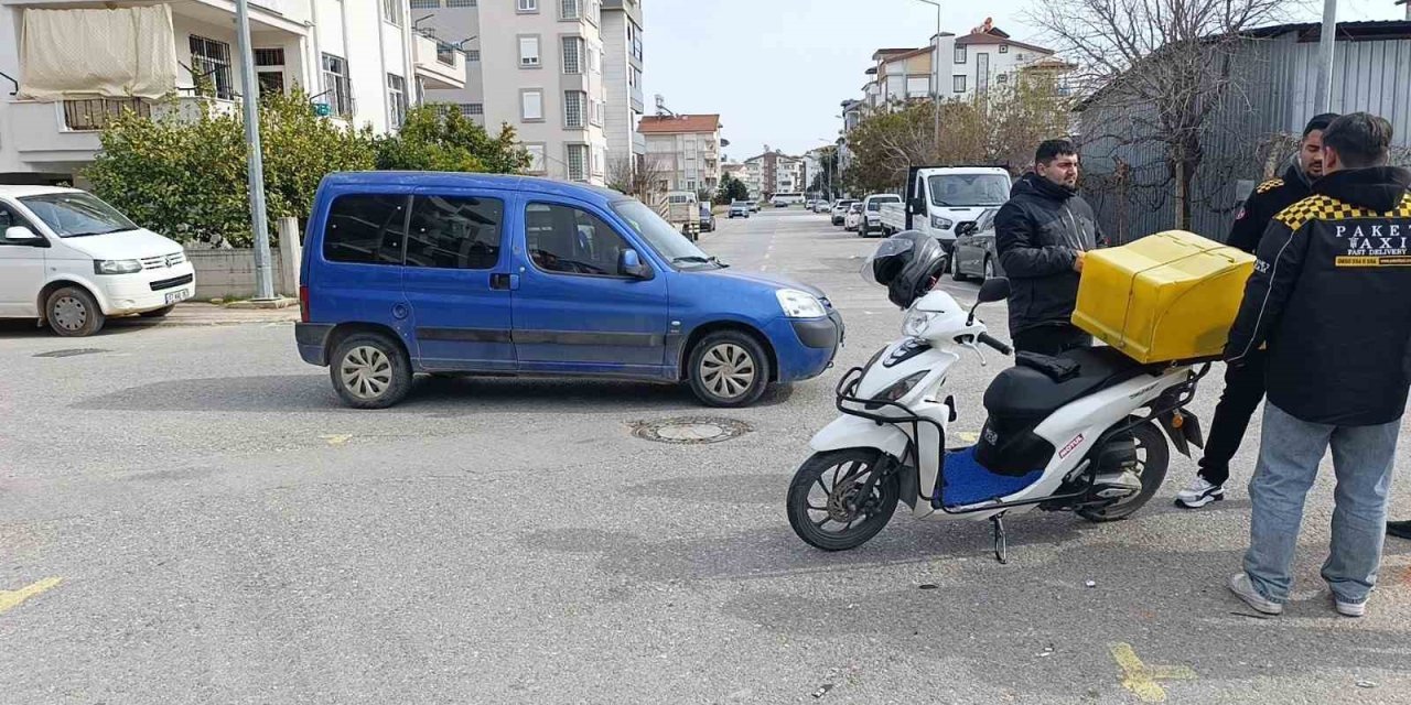 Kontrolsüz Kavşakta, Motosiklet İle Hafif Ticari Araç Çarpıştı