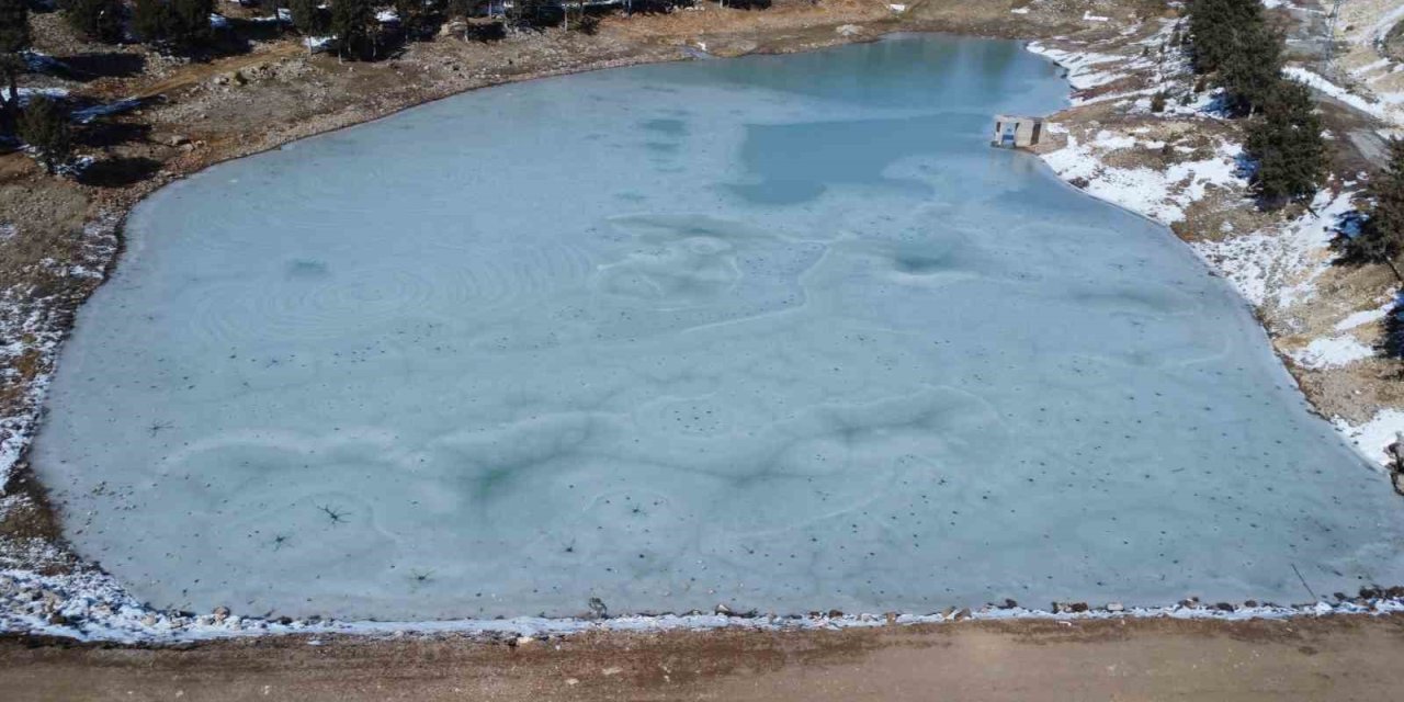 Mersin’de Sulama Göleti Tamamen Dondu