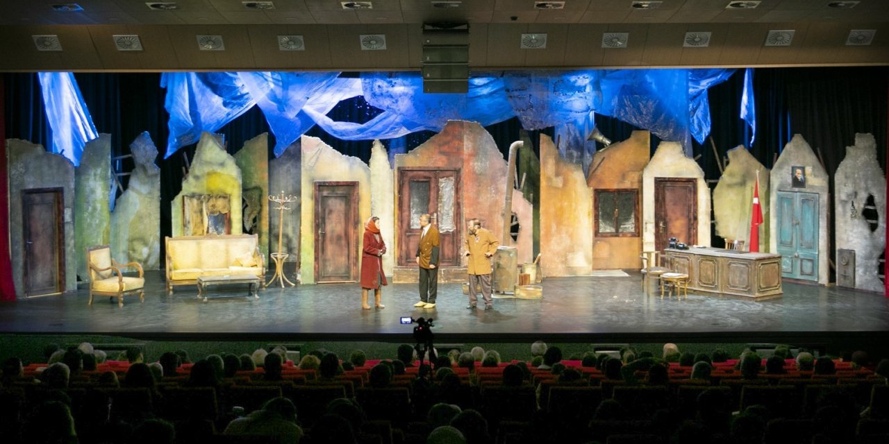 Mersin Şehir Tiyatrosu ’buzlar Çözülmeden’ Oyununu Sahneledi