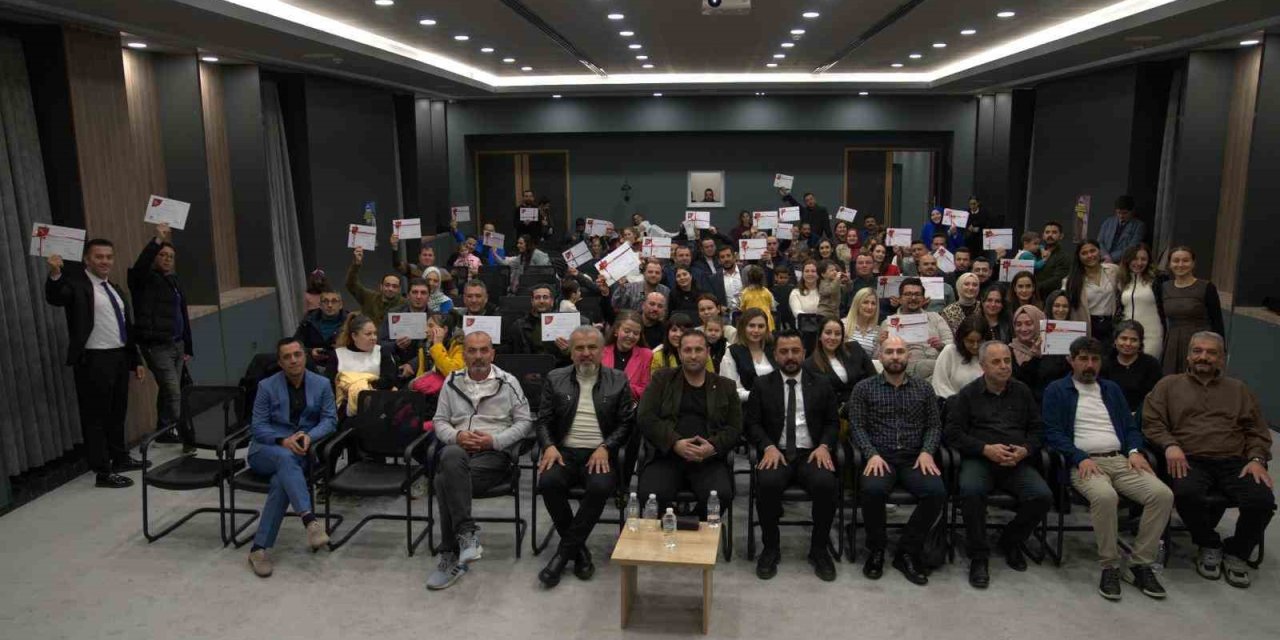 "baba Çocuk Oturumu" Programını Tamamlayan Babalara Sertifikaları Verildi
