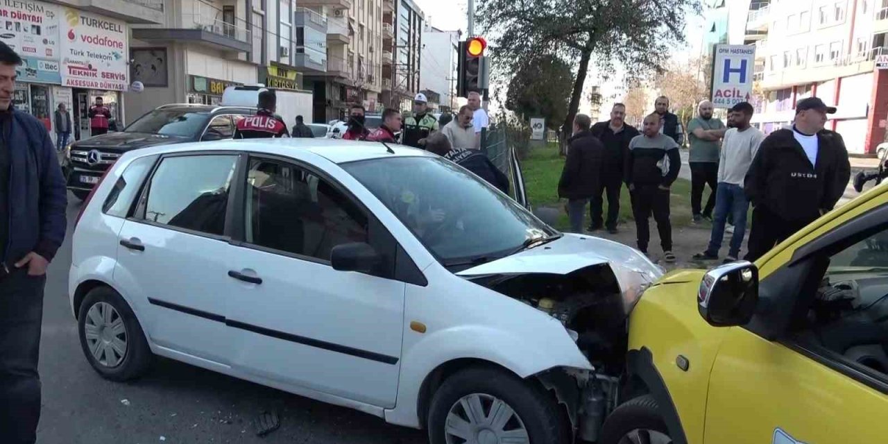 Direksiyon Başında Baygınlık Geçirdi, Ortalığı Savaş Alanına Çevirdi: 4 Yaralı