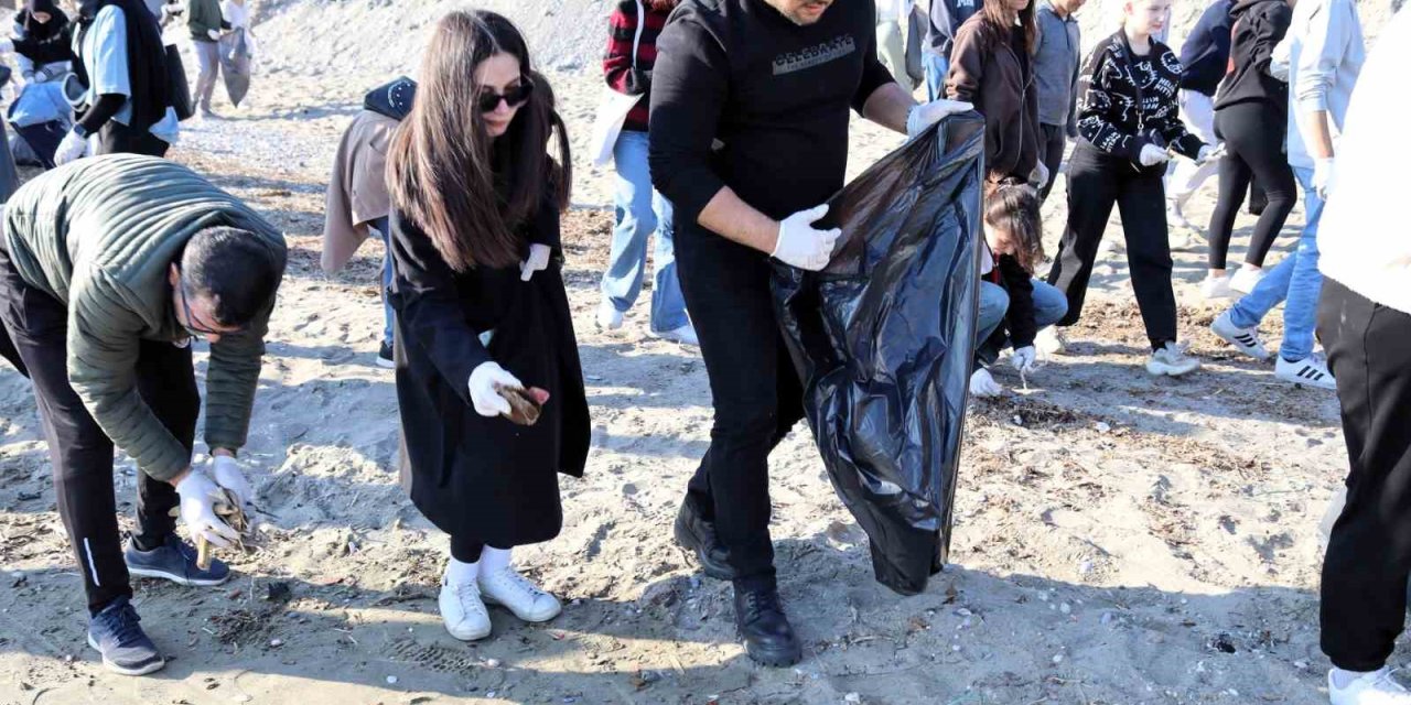 Alanya’da Gençlerden Sahil Temizliği