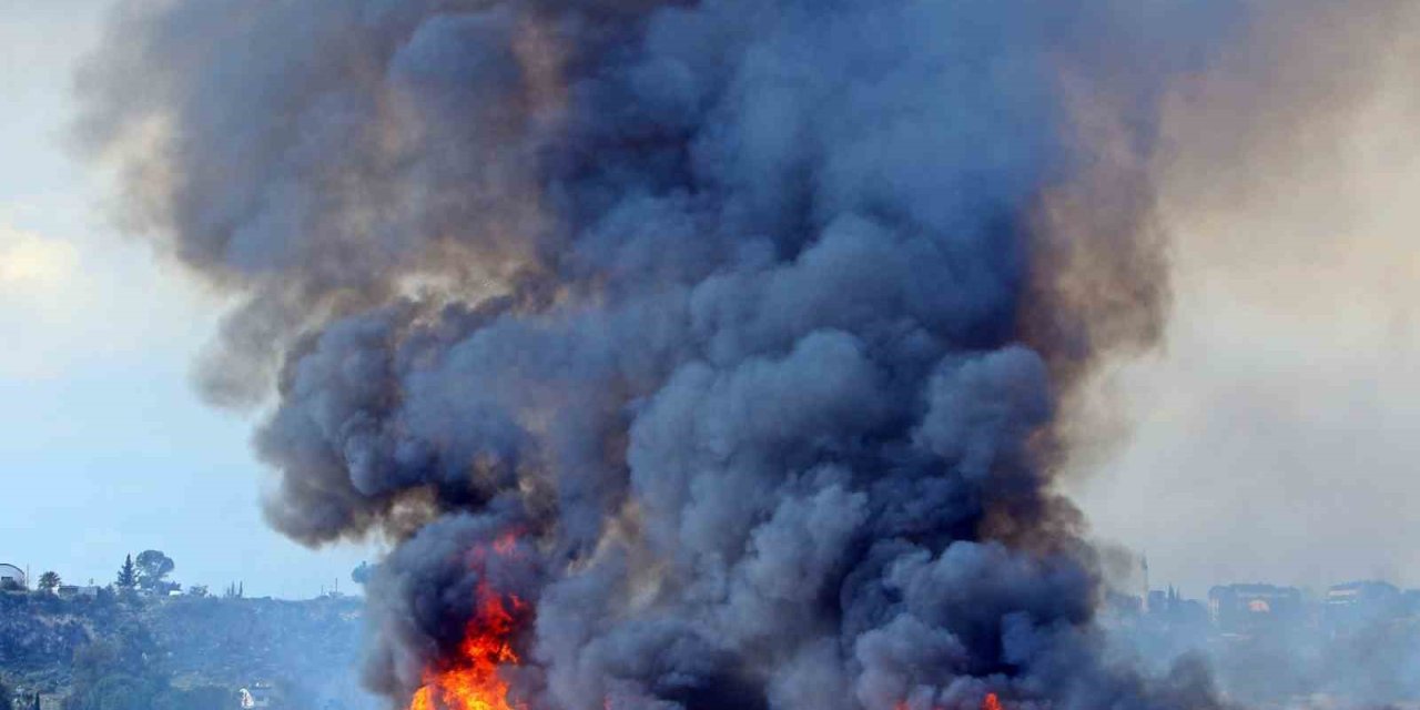 Antalya’da Ev Ve Seraları Tehdit Eden Sazlık Yangını 2 Saatlik Çalışmayla Kontrol Altına Alındı