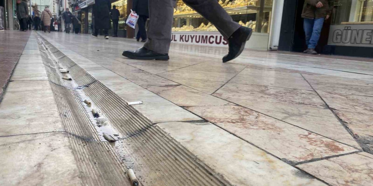 Duyarsız Vatandaşlar Yere İzmarit Atılmamasıyla İlgili Yasağı Dikkate Almadı