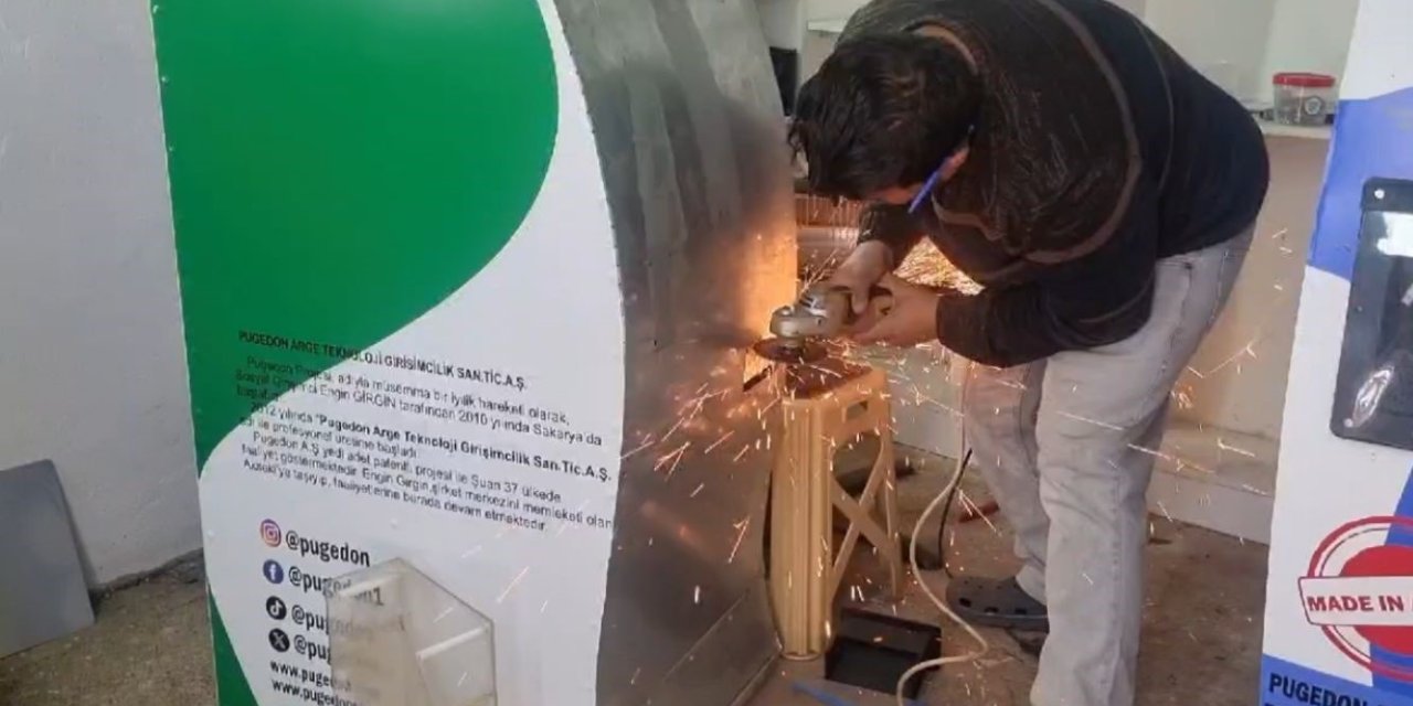 Baba İle Oğlu Telefon Şarj Eden Geri Dönüşüm Otomatı Yaptı