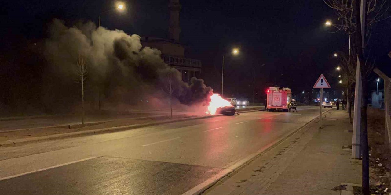 Yakıt Aldıktan Hemen Sonra Tutuşan Aracından Atladı, Canını Zor Kurtardı
