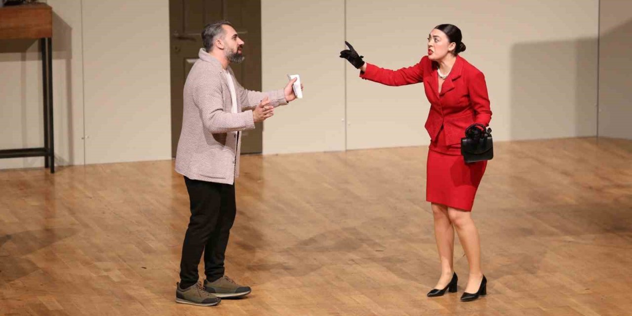 Kepez’de Komedi Oyunu İzleyicilere Keyifli Anlar Yaşattı